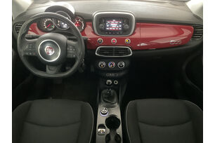 Interno anteriore dell'abitacolo, dal sedile posteriore