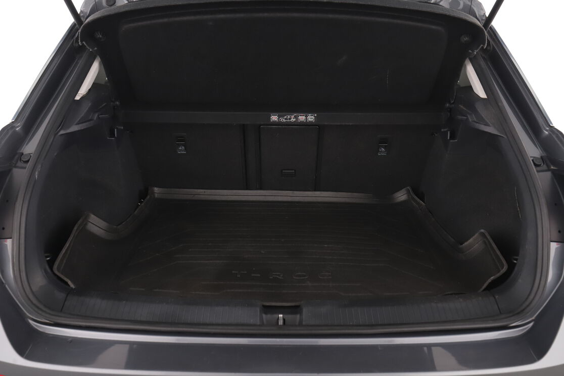 carDetails.imgAlt.interior.9