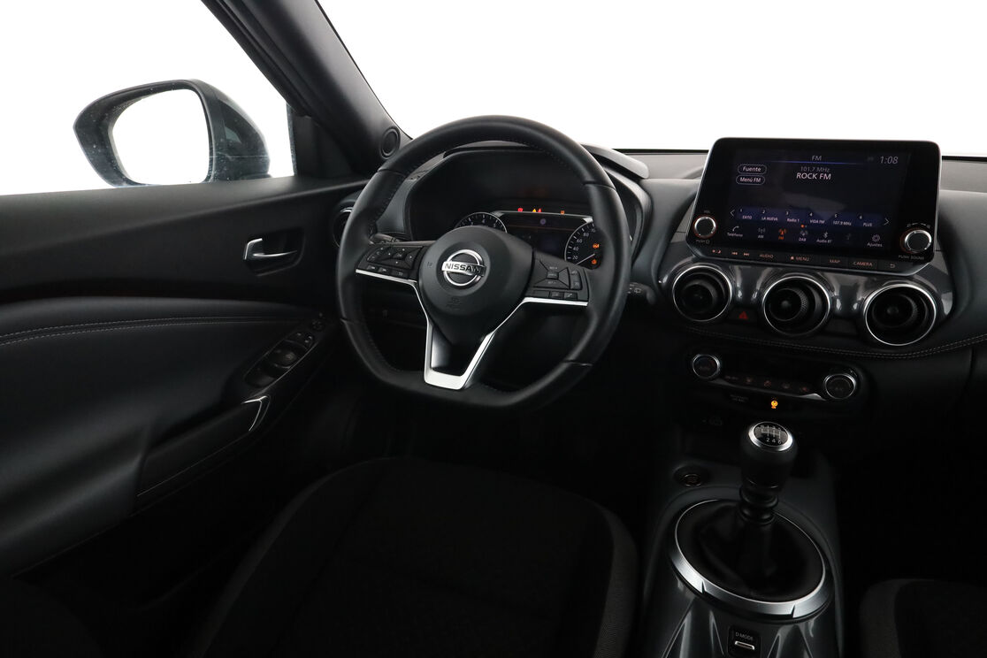 Interior lado del conductor desde el asiento trasero