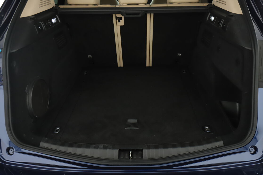 carDetails.imgAlt.interior.9