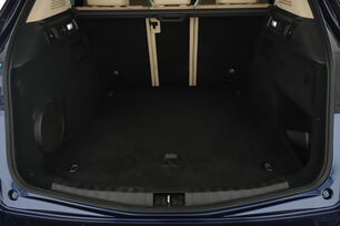 carDetails.imgAlt.interior.9