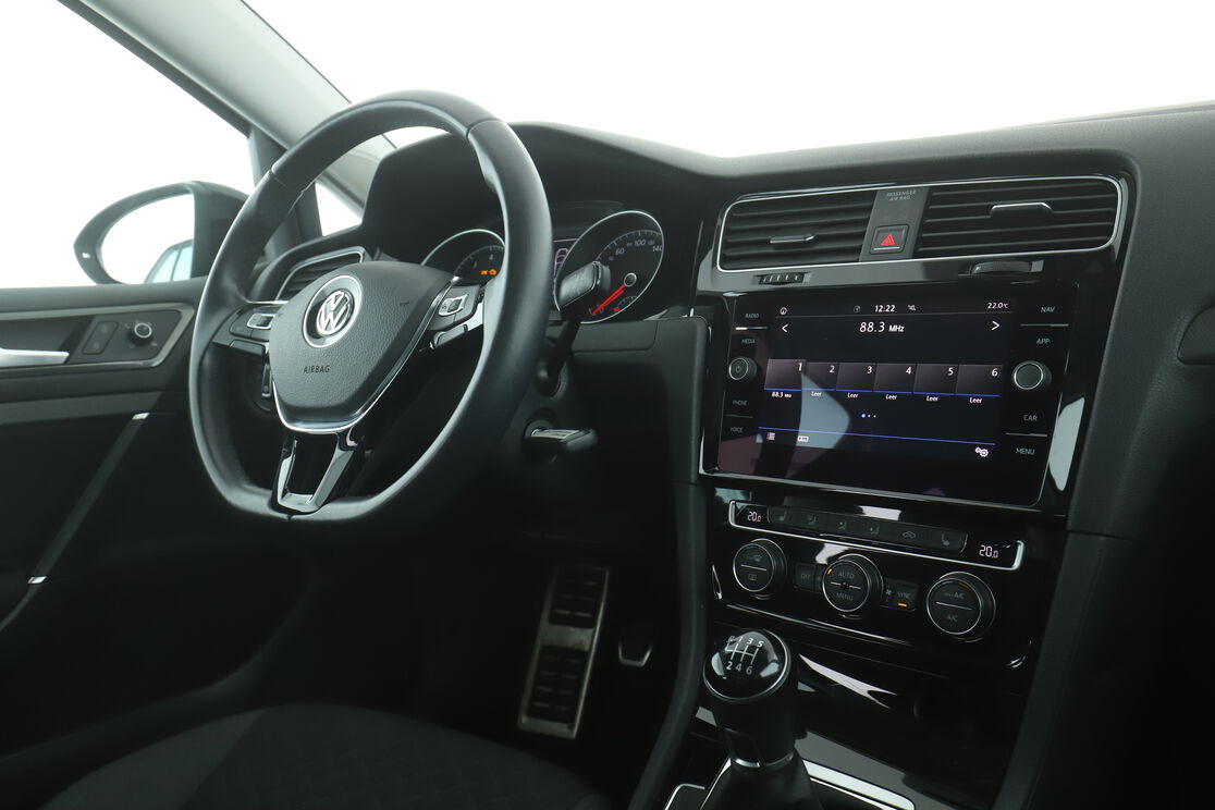 Innenraum der Fahrerseite vom Rücksitz