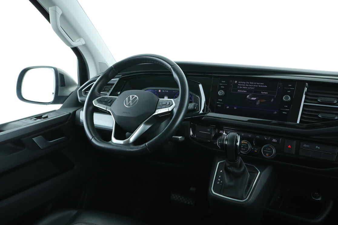 Innenraum der Fahrerseite vom Rücksitz