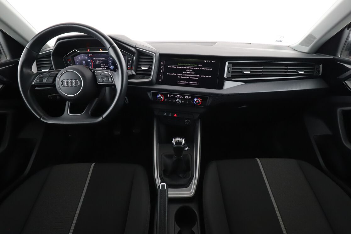 Interior frontal de la cabina desde el asiento trasero