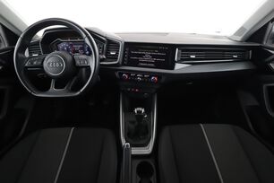 Interior frontal de la cabina desde el asiento trasero