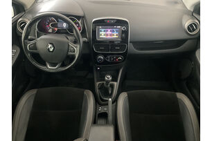 Interno anteriore dell'abitacolo, dal sedile posteriore