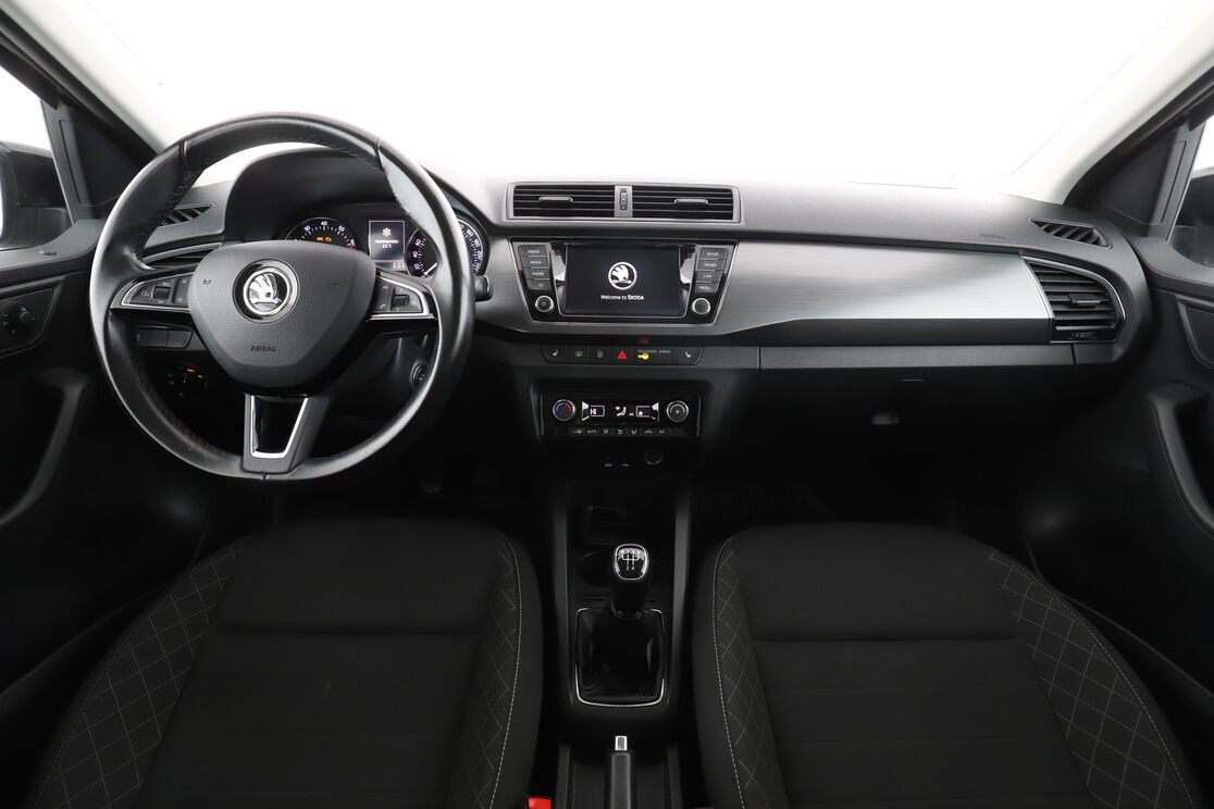 Främre interiör sett från baksätet