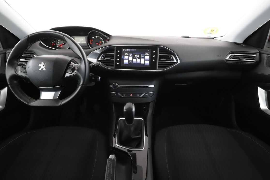 Interior frontal de la cabina desde el asiento trasero