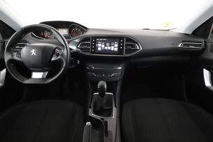 Interior frontal de la cabina desde el asiento trasero