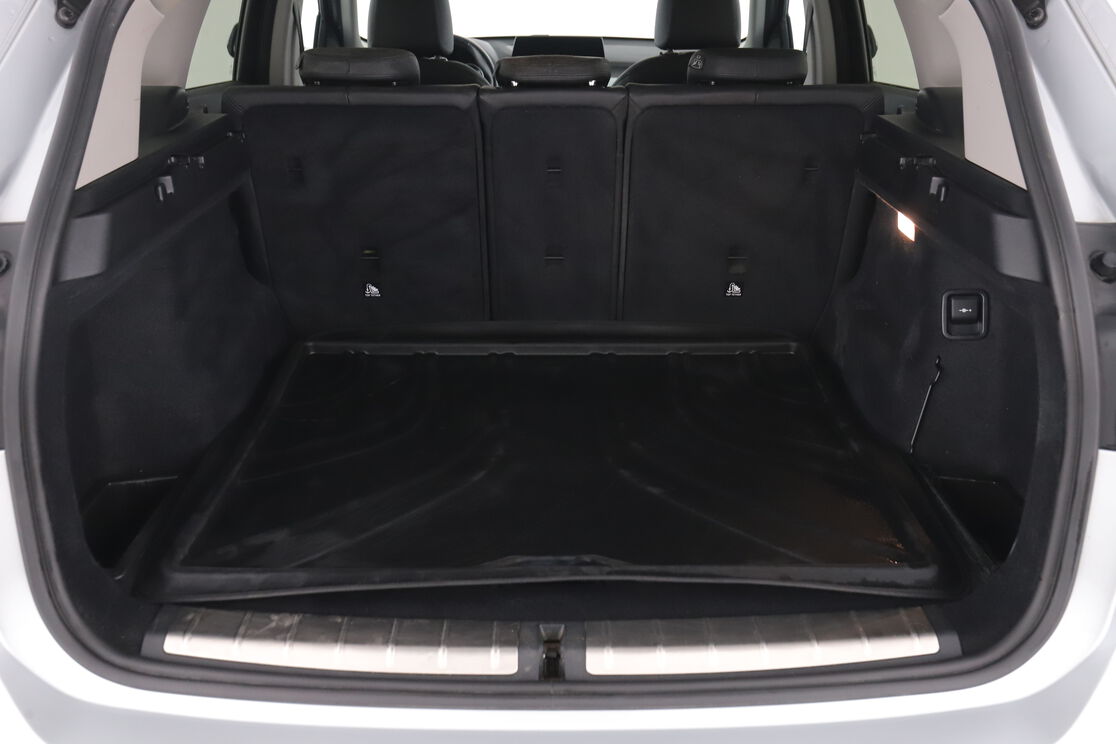 carDetails.imgAlt.interior.9