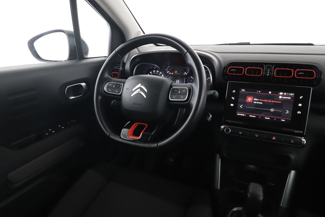 Interior lado del conductor desde el asiento trasero