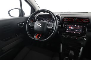 Interior lado del conductor desde el asiento trasero