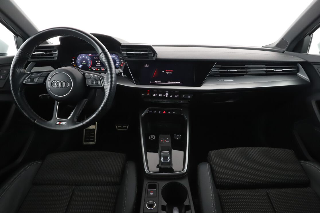 Interior frontal de la cabina desde el asiento trasero