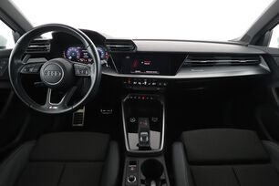 Interior frontal de la cabina desde el asiento trasero