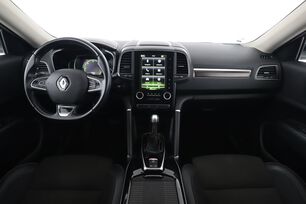 Interior frontal de la cabina desde el asiento trasero