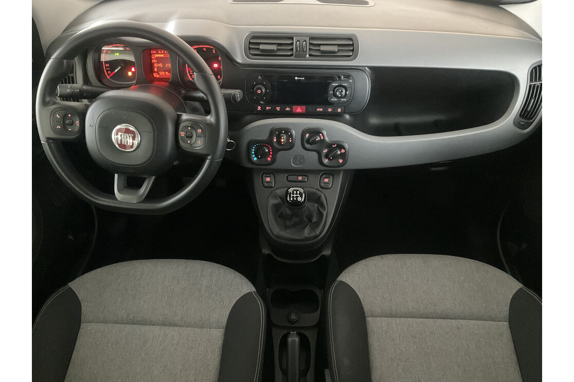 Interno anteriore dell'abitacolo, dal sedile posteriore