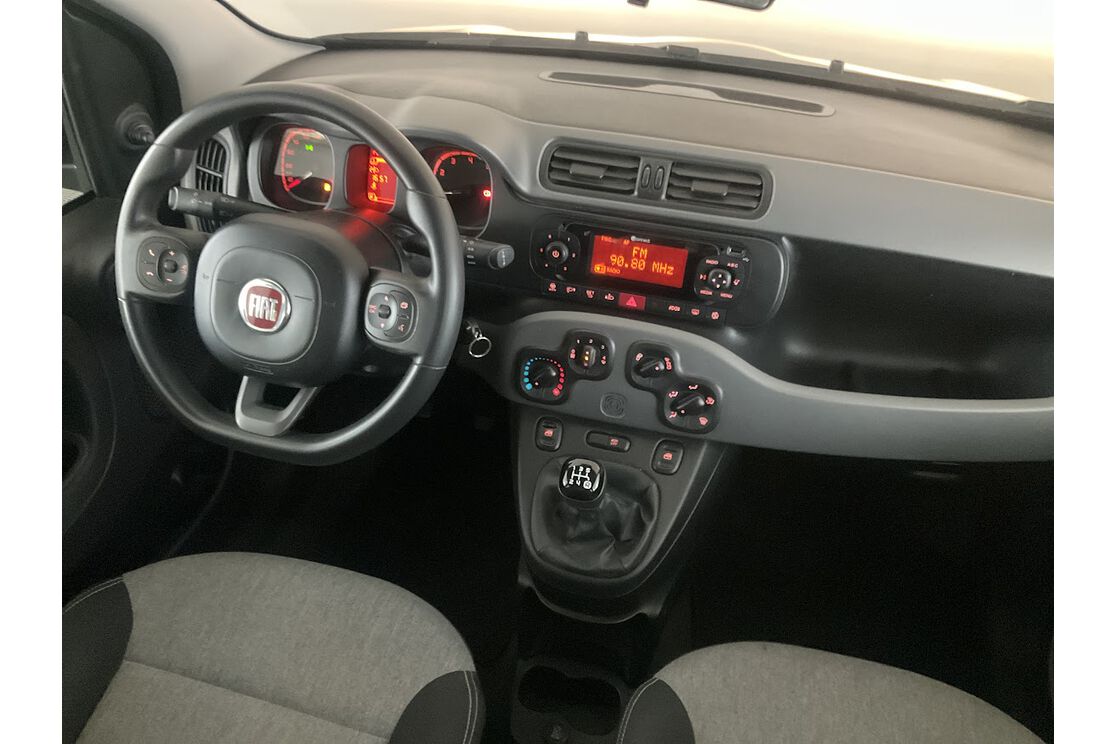 Interno lato guidatore, dal sedile posteriore