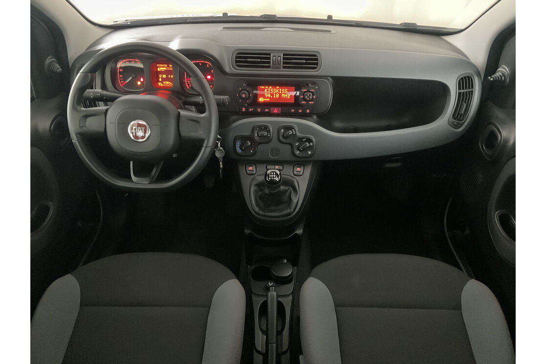 Interno anteriore dell'abitacolo, dal sedile posteriore