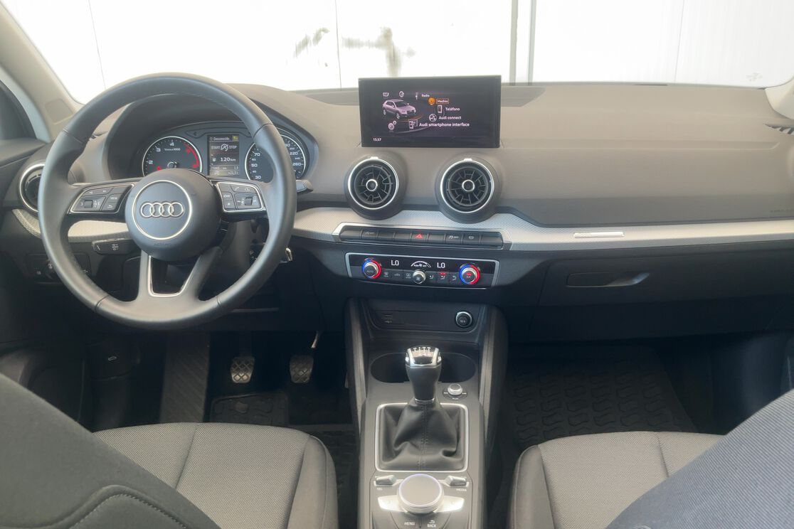 Interior frontal de la cabina desde el asiento trasero