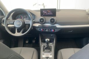Interior frontal de la cabina desde el asiento trasero
