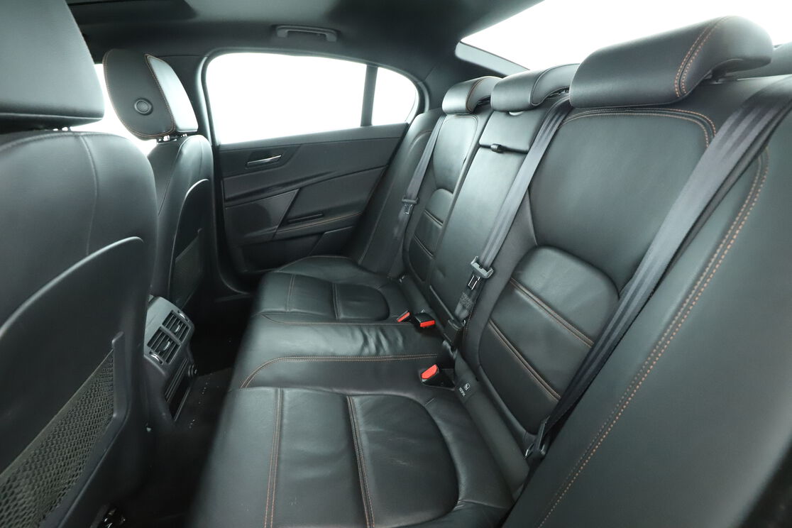 Intérieur avant de l'habitacle depuis le siège arrière