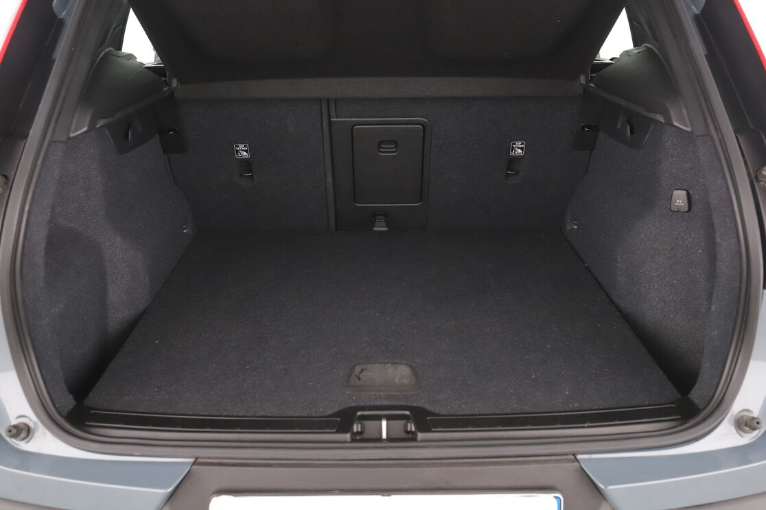 carDetails.imgAlt.interior.9