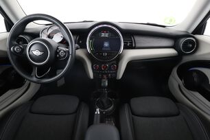 Interior frontal de la cabina desde el asiento trasero
