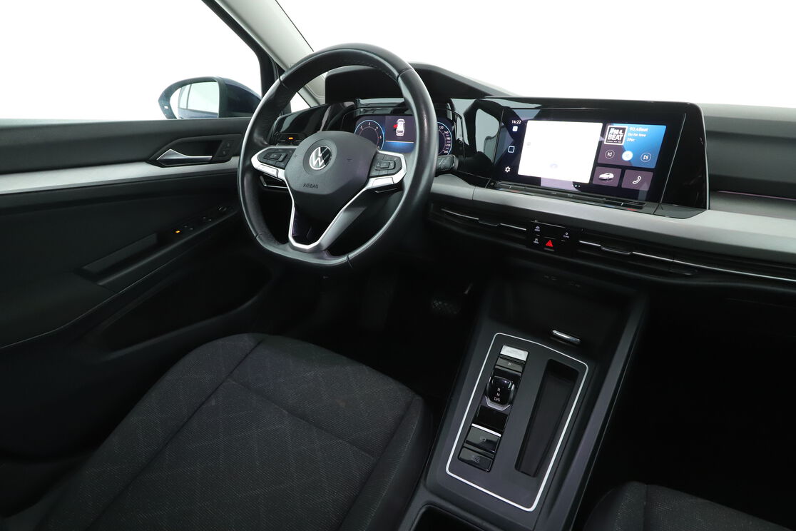 Innenraum der Fahrerseite vom Rücksitz