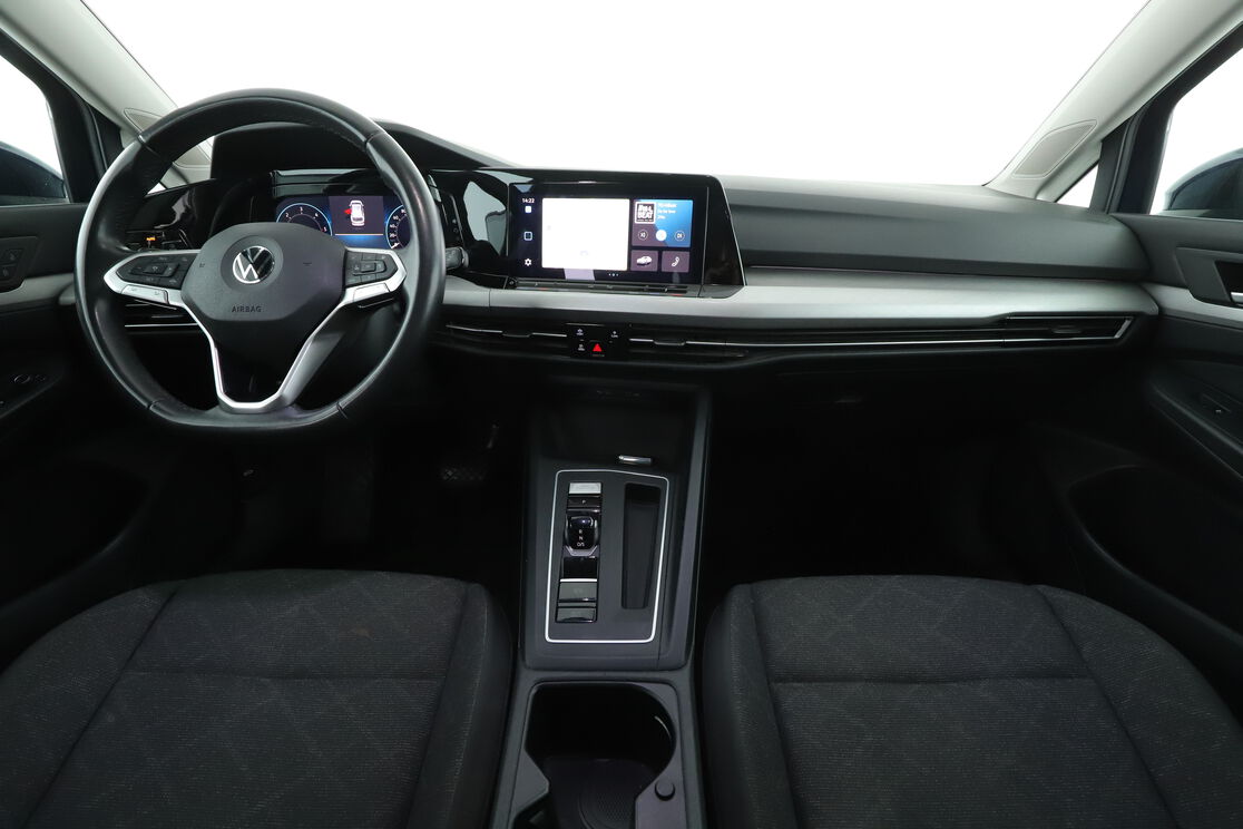 Vorderseite des Innenraums des Cockpits vom Rücksitz aus