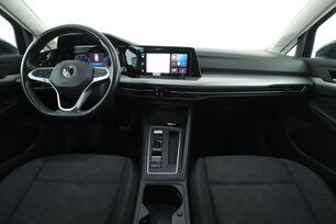 Vorderseite des Innenraums des Cockpits vom Rücksitz aus