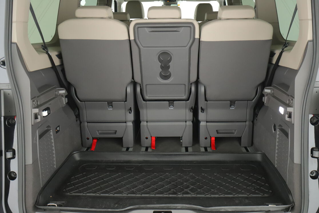 carDetails.imgAlt.interior.9