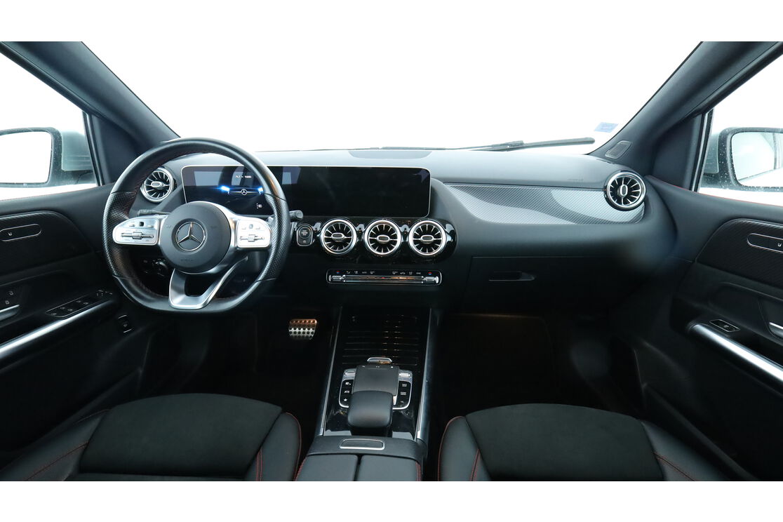 Intérieur avant de l'habitacle depuis le siège arrière