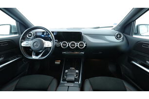 Intérieur avant de l'habitacle depuis le siège arrière