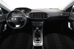 Interior frontal de la cabina desde el asiento trasero