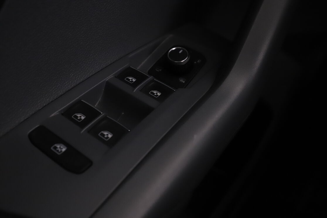 carDetails.imgAlt.interior.12