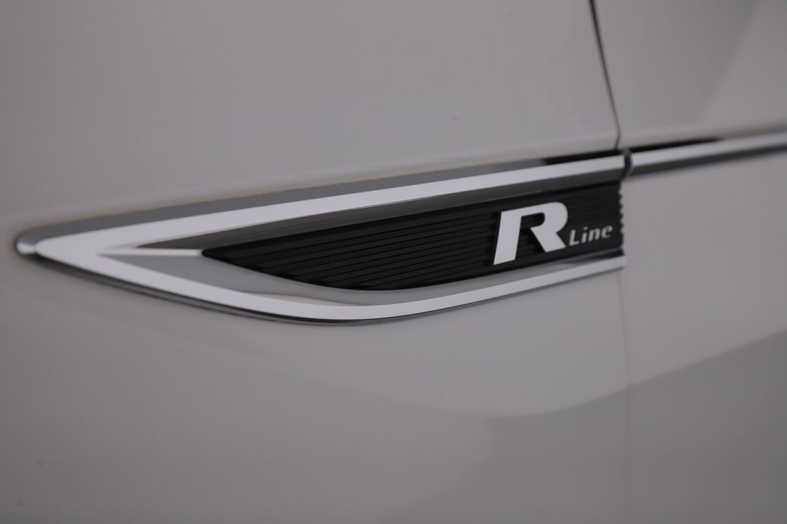 carDetails.imgAlt.interior.13