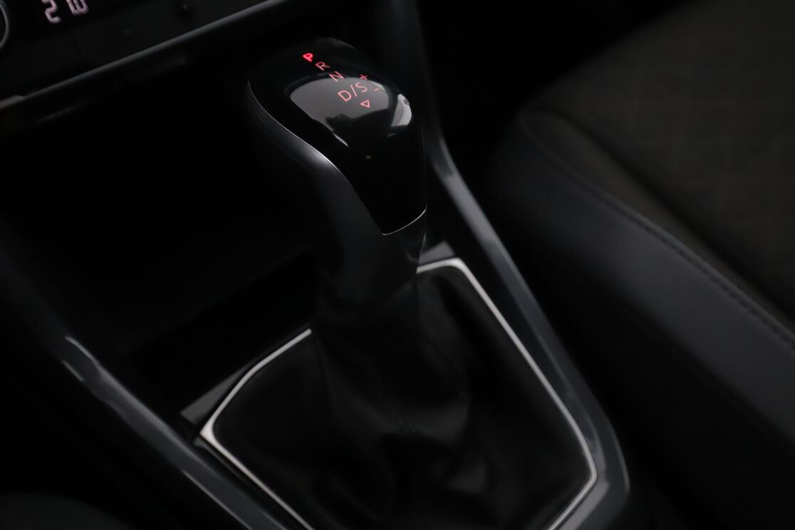 carDetails.imgAlt.interior.11