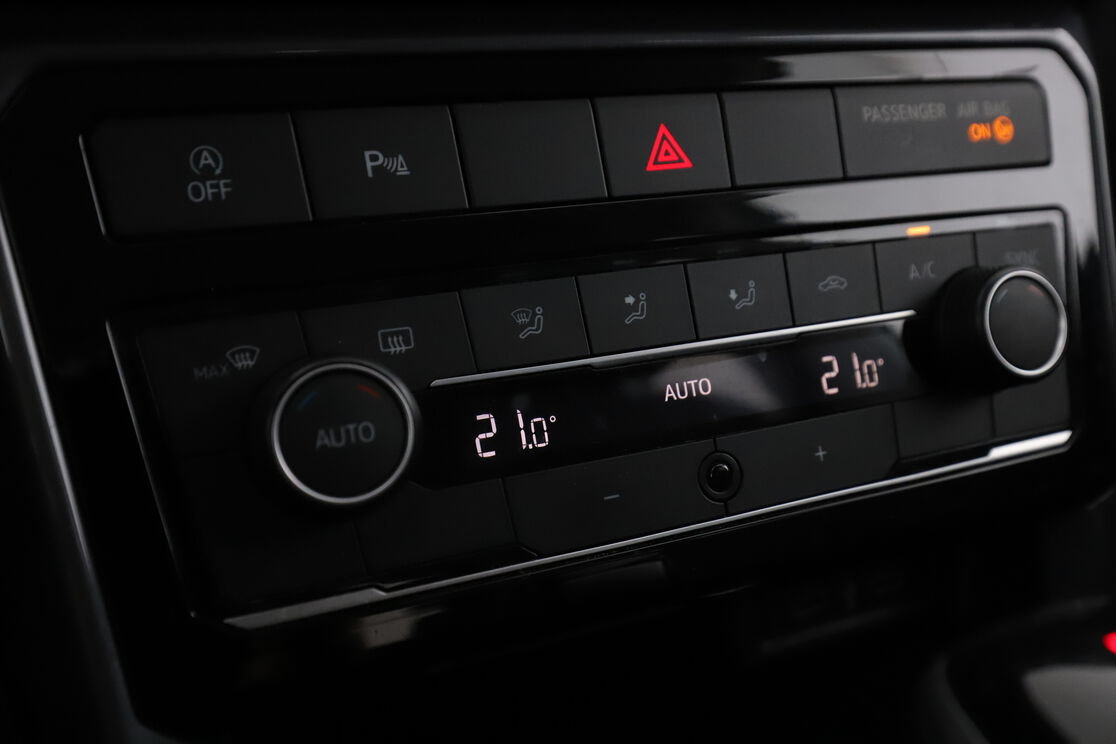 carDetails.imgAlt.interior.10