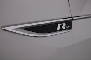 carDetails.imgAlt.interior.13