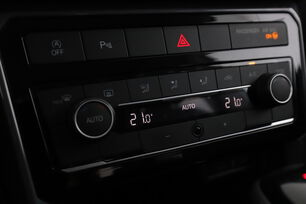 carDetails.imgAlt.interior.10