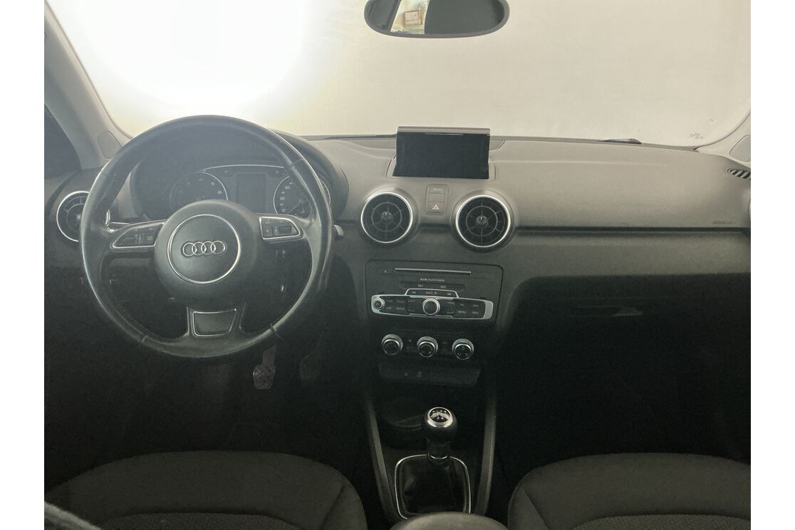 Interno anteriore dell'abitacolo, dal sedile posteriore