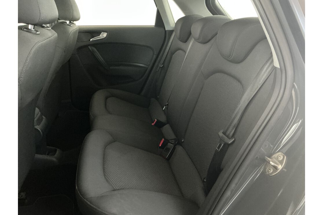 Interno sedili posteriori, dal lato guidatore