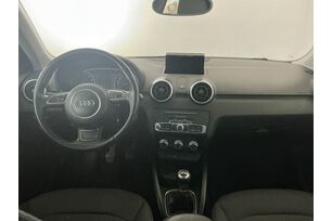 Interno anteriore dell'abitacolo, dal sedile posteriore