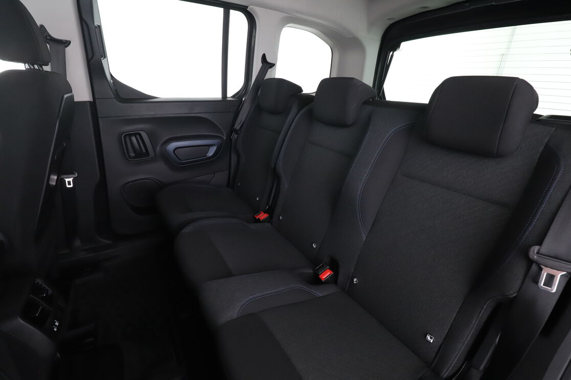 Interior asientos traseros lado del conductor