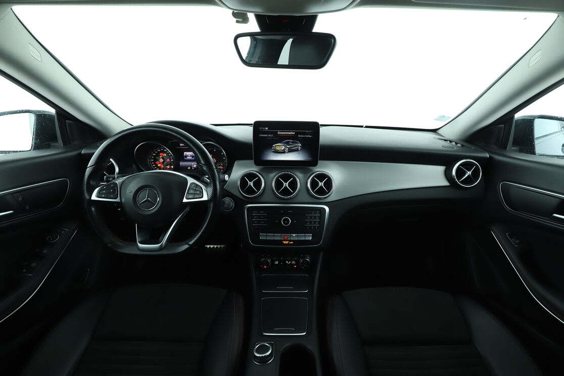 Intérieur avant de l'habitacle depuis le siège arrière