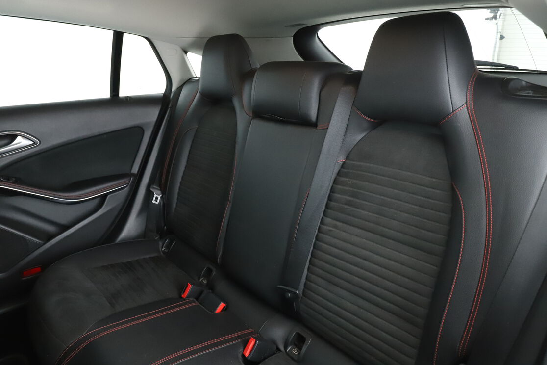 Intérieur sièges arrière depuis le côté conducteur