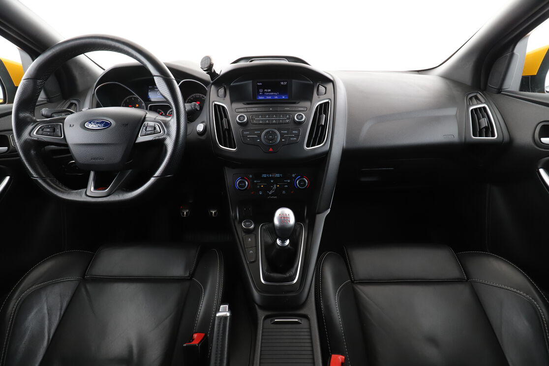 Främre interiör sett från baksätet