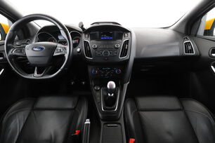 Främre interiör sett från baksätet