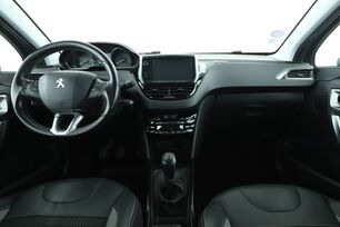 Intérieur avant de l'habitacle depuis le siège arrière