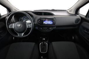 Interior frontal de la cabina desde el asiento trasero